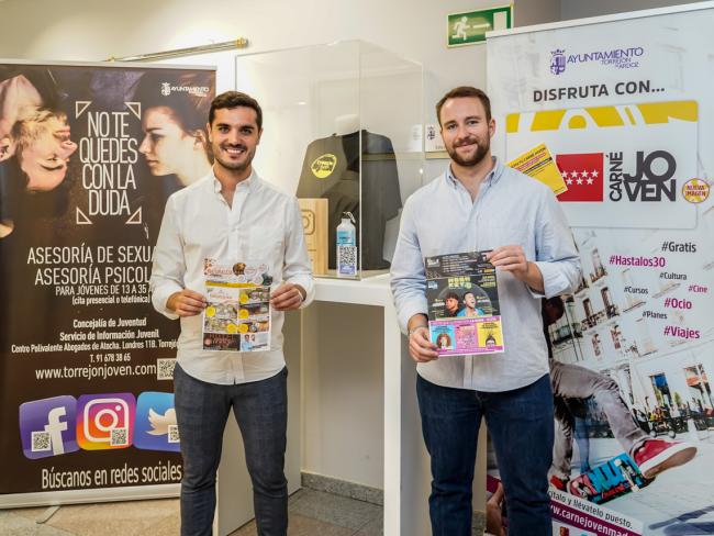 El alcalde, Alejandro Navarro Prieto, y el concejal de Urbanismo, Vivienda y Juventud, Víctor Miranda, en el momento de la presentación de algunas de las actividades y recursos que el Ayuntamiento de Torrejón de Ardoz a través de su Concejalía de Juventud ha preparado para los jóvenes de la ciudad 