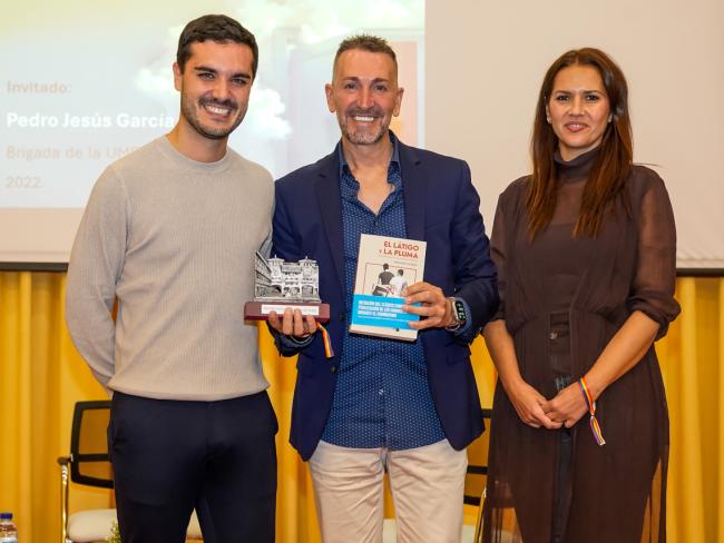 En la jornada, denominada “No des por hecho” participaron el alcalde, Alejandro Navarro, la concejala de Igualdad y Festejos, María Eugenia Gil, y Pedro Jesús García, brigada de la Unidad Militar de Emergencias de Torrejón de Ardoz, y Míster Gay 2022