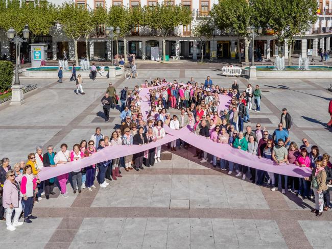 Lazo humano como muestra de apoyo a la Asociación Española Contra el Cáncer