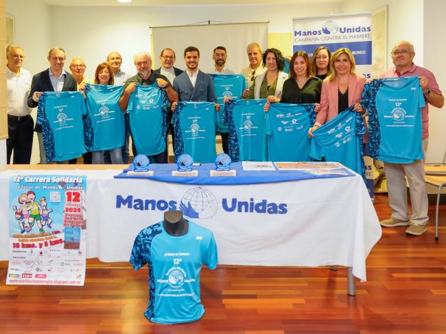 La presentación de la carrera contó con la presencia del alcalde, Alejandro Navarro, la concejala de Turismo, Miriam Gutiérrez, el concejal de Bienestar, Rubén Martínez, el Padre Víctor, el campeón del mundo de atletismo, Juan José Crespo, además varios integrantes y voluntarios de Manos Unidas y de patrocinadores del evento