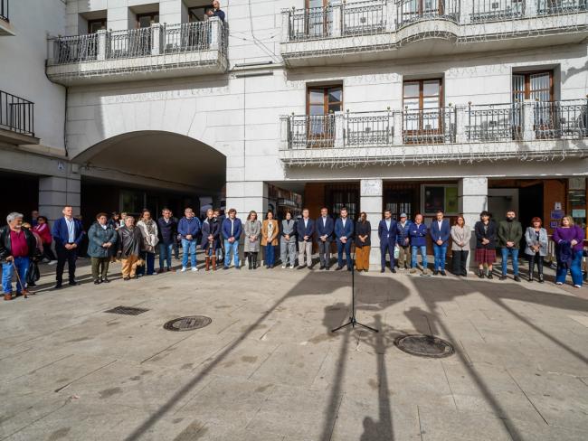 TORREJÓN DE ARDOZ GUARDA UN MINUTO DE SILENCIO POR LAS VÍCTIMAS DE LA DANA