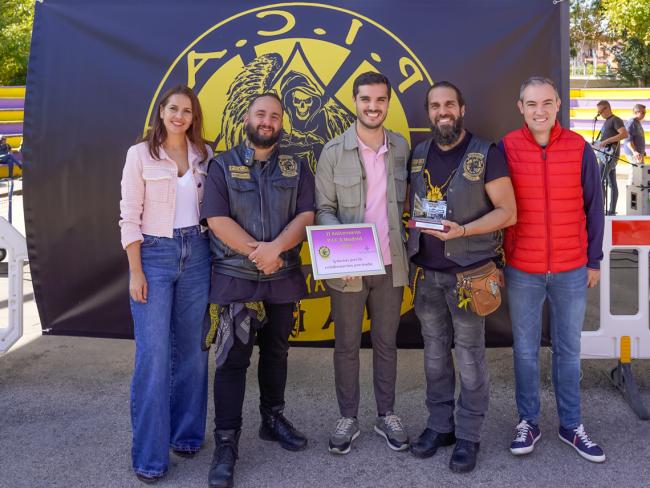 El alcalde, Alejandro Navarro, el concejal de Educación, Bienestar e Inmigración, Rubén Martínez, y la edil de Igualdad y Festejos, María Eugenia Gil, con la placa en reconocimiento a la colaboración prestada por parte del Ayuntamiento a la asociación 