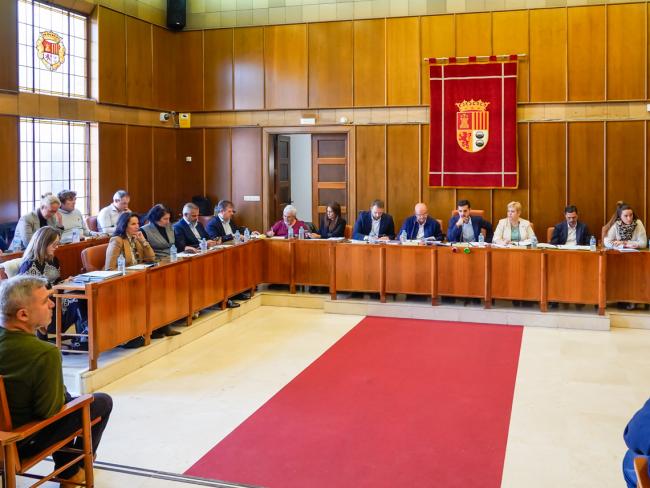 El Pleno del Ayuntamiento aprueba una declaración institucional de apoyo a las 38 familias afectadas por Avintia, exigiendo un solución y precio justo y asequible para que puedan adquirir sus viviendas