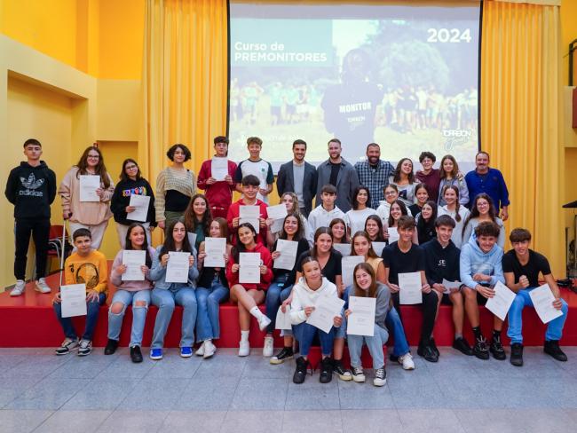 El alcalde, Alejandro Navarro, y el concejal de Urbanismo, Vivienda y Juventud, Víctor Miranda, entregaron ayer, en el Centro Polivalente Abogados de Atocha, los diplomas a los jóvenes participantes