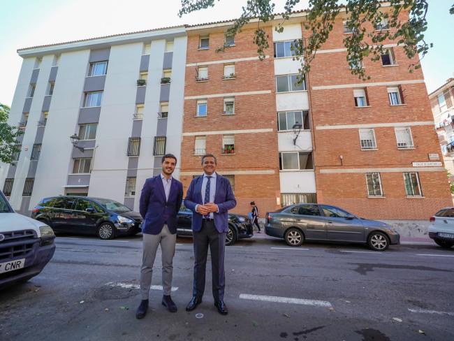 El alcalde, Alejandro Navarro, y el consejero de Vivienda, Transportes e Infraestructuras de la Comunidad de Madrid, Jorge Rodrigo Domínguez, junto a un edificio (situado a la izquierda de la imagen) ya rehabilitado en la calle Quintanilla