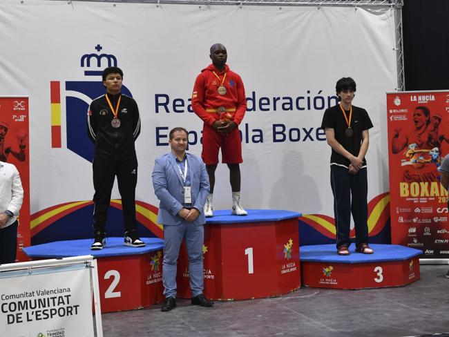 Efosa Wisdom Igvinovia, en lo más alto del podio del prestigioso torneo internacional de boxeo amateur, Boxam