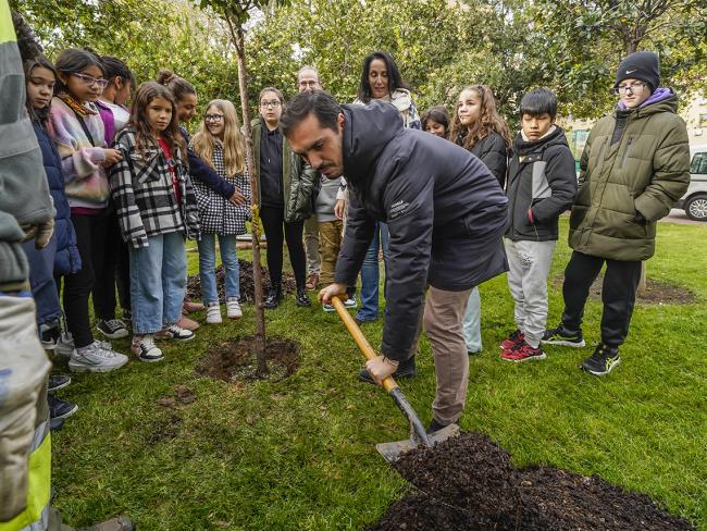 El alcalde, Alejandro Navarro, invita a los torrejoneros y a las asociaciones de la ciudad a participar en la plantación de árboles con motivo del Día Internacional Contra el Cambio Climático