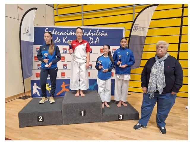 La karateka torrejonera, María Lozano, en el podio, a la derecha