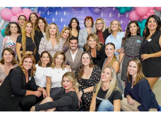 El alcalde, Alejandro Navarro, con las participantes en la II Feria EMMU