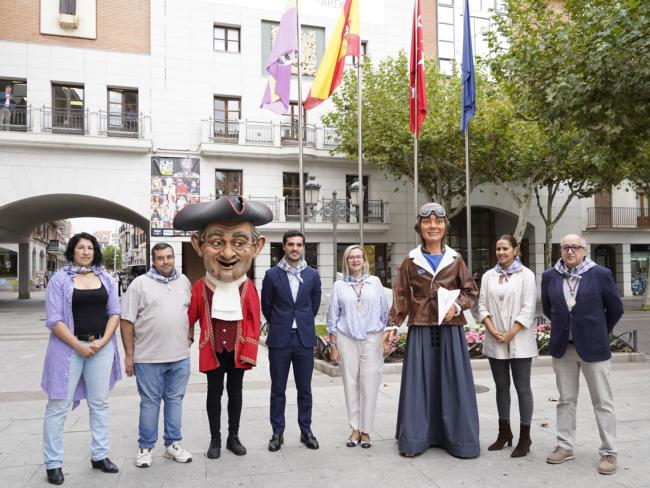 El alcalde, Alejandro Navarro, la presidenta de la Hermandad de la Virgen del Rosario, Cristina Vidales, la concejala de Igualdad y Festejos, María Eugenia Gil, la concejala de Turismo, Miriam Gutiérrez, José Luis Muñoz, vicepresidente de la Hermandad de la Virgen del Rosario, y José Ángel Zuazua Rubio, representante de la directiva de la Comparsa de Gigantes y Cabezudos de Torrejón de Ardoz durante la presentación del gran programa de actividades