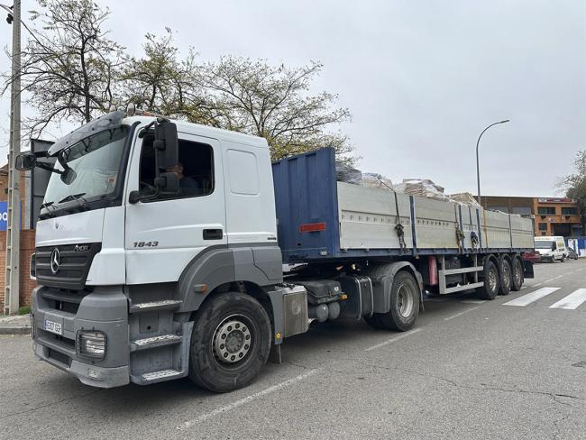 EL AYUNTAMIENTO DE TORREJÓN DE ARDOZ ENVÍA A VALENCIA 2 NUEVOS TRAILERS CON MATERIAL DE AYUDA DONADO POR VECINOS Y ENTIDADES DE LA CIUDAD, ADEMÁS DE UN CAMIÓN VOLQUETE CON GRÚA-PULPO PARA RETIRAR DE LA VÍA PÚBLICA ENSERES