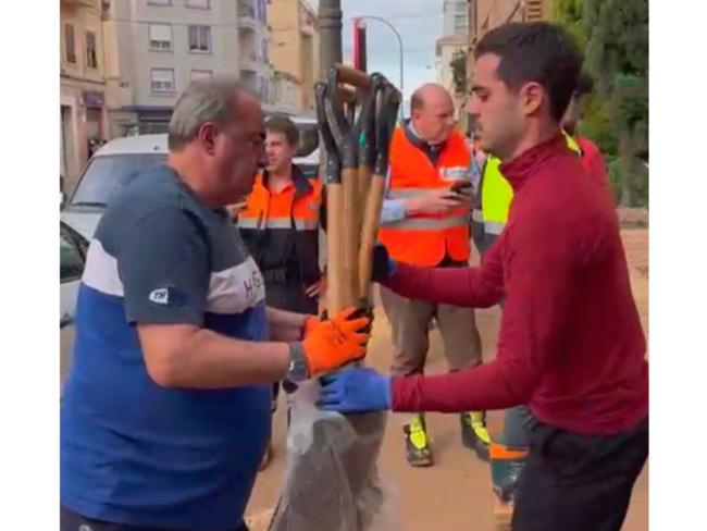 EL AYUNTAMIENTO DE TORREJÓN DE ARDOZ ENVÍA A VALENCIA 4.100 PALAS Y OTRO MATERIAL, TRASLADADO POR UN EQUIPO DE TRABAJO ENCABEZADO POR EL ALCALDE, ALEJANDRO NAVARRO PRIETO, COMO APOYO A LOS AFECTADOS POR LA DANA 