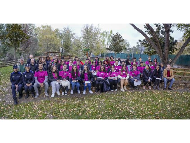 El alcalde, Alejandro Navarro Prieto, el concejal de Seguridad, Alberto Cantalejo, el edil de Educación, Bienestar e Inmigración, Rubén Martínez, y el concejal de Juventud, Urbanismo y Vivienda, Víctor Miranda, con los alumnos mediadores en la apertura de la última fase de la formación