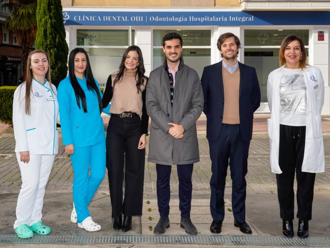 El alcalde, Alejandro Navarro Prieto, visitando, la clínica dental OHI, junto a sus gerentes, Manuel De Bethencourt y Raquel Rodríguez, y algunos de sus trabajadores