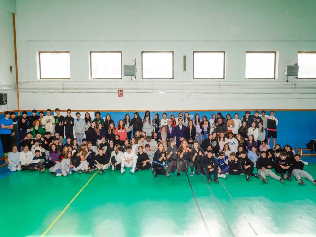 El alcalde, Alejandro Navarro Prieto, la concejala de Igualdad y Festejos, María Eugenia Gil, y Cristina Álvarez, Pentacampeona del mundo de defensa personal, con los alumnos del IES Luis de Góngora, antes de la celebración de una de las Master Class de defensa personal que se están realizando en los institutos de Torrejón de Ardoz