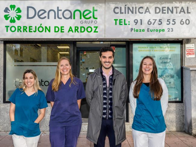 El alcalde, Alejandro Navarro Prieto, visitando, Dentanet, junto a su gerente, Arantxa Rodríguez, y dos de sus trabajadoras, Soraya Guarasa y Vanesa Baeza 