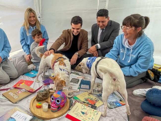 Torrejón de Ardoz recordó a los difuntos en el Día de Todos los Santos, especialmente a los provocados por la DANA, con un Homenaje Musical, reparto de rosas y un taller con la presencia de perros de asistencia terapéutica