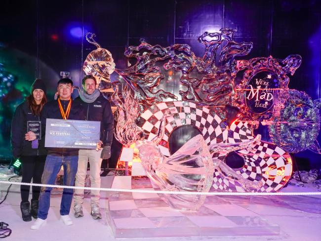 La concejala de Igualdad y Festejos, María Eugenia Gil, y Rafael González, comisario de la exposición con los ganadores de la tercera edición del Ice Festival