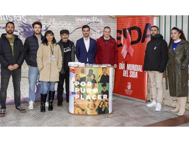 El alcalde, Alejandro Navarro Prieto, y el concejal de Bienestar, Educación e Inmigración, Rubén Martínez, visitando el punto informativo instalado con motivo del Día Mundial del SIDA