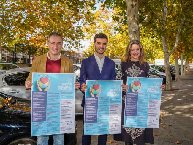 El alcalde, Alejandro Navarro Prieto, el concejal de Bienestar, Educación e Inmigración, Rubén Martínez, y la edil de Mayores y Voluntariado, Ana Verónica González, han presentado esta mañana la Semana de la Diversidad Funcional y el Voluntariado, organizada por el Ayuntamiento y las asociaciones que componen la Mesa Municipal de la Diversidad Funcional