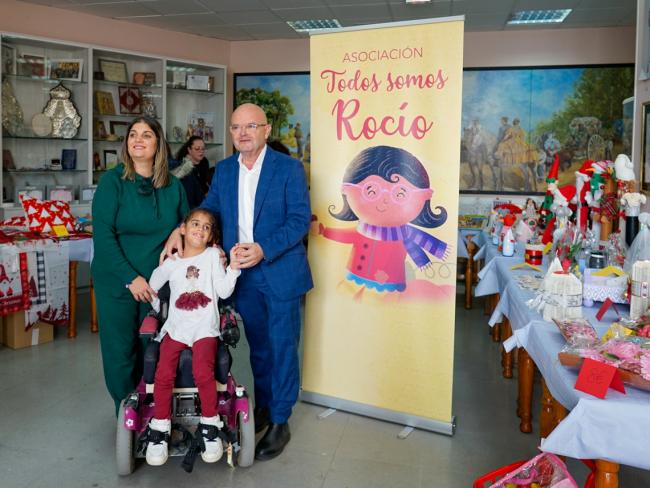 El primer teniente de alcalde, Valeriano Díaz, junto a la pequeña Rocío Molano
