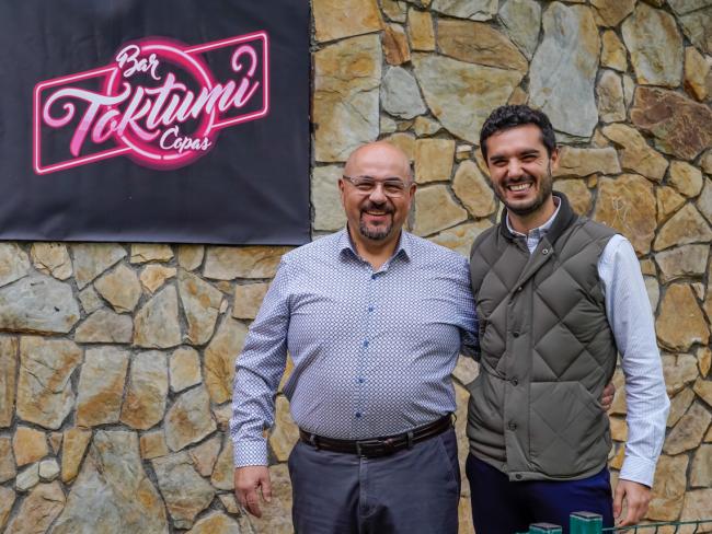 El alcalde, Alejandro Navarro Prieto, visitando, Toktumi, junto a su gerente, Jose Luis Jimenez 