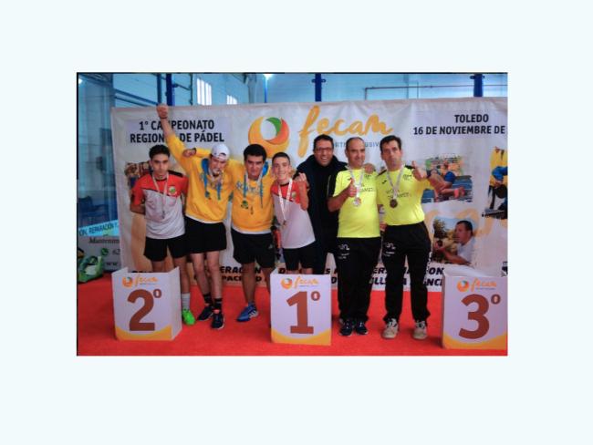 Oliver Román, en el centro de la imagen, junto al resto de medallistas