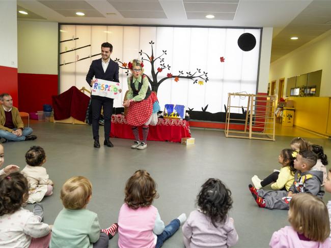 El alcalde, Alejandro Navarro, y el concejal de Bienestar, Educación e Inmigración, Rubén Martínez, visitaron la escuela infantil El Gato con Botas, donde se celebró un cuentacuentos