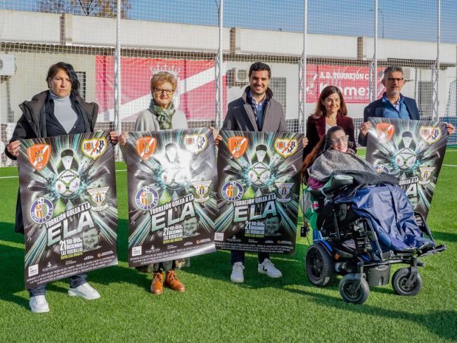 El alcalde, Alejandro Navarro, la concejala de Turismo, Miriam Gutiérrez, el presidente de la AD Torrejón CF, Alfredo de la Cal, Rachel Zuñiga, enferma ELA, y Mar Garcia, directora general de la asociación adELA MADRID