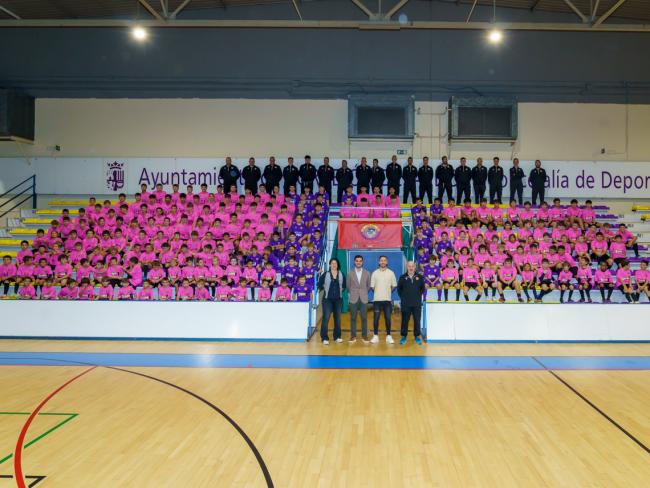Foto de familia de Rivillos Academy Limones con la presencia del alcalde, Alejandro Navarro, y la concejala de Turismo, Miriam Gutiérrez