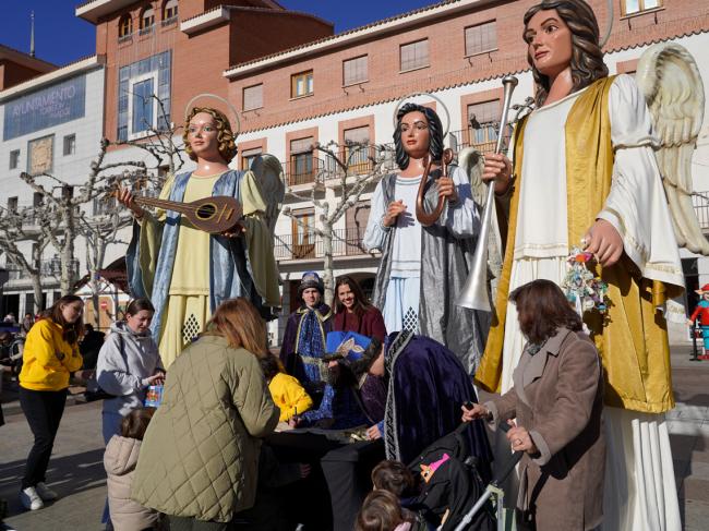 El ángel Raguel, de la Comparsa de Gigantes y Cabezudos de Torrejón de Ardoz, recogerá hoy, jueves, 26 de diciembre, en la Plaza Mayor, los chupetes de los niños que quieran entregárselos a los Reyes Magos