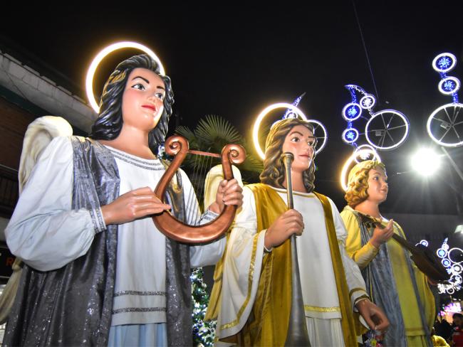 El Pasacalles de los Ángeles Navideños Gigantes que anuncian la llegada de los Reyes Magos desfilarán por la Plaza Mayor-Plaza de los Guachis 