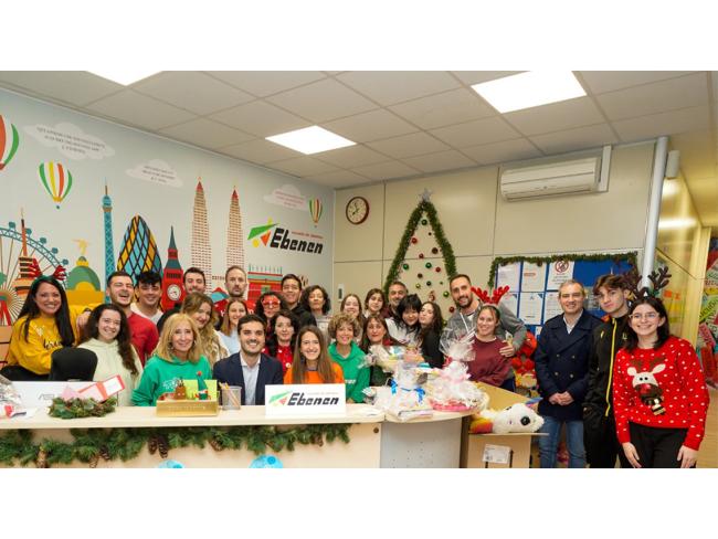 El alcalde, Alejandro Navarro Prieto, y el concejal de Bienestar, Educación e Inmigración, Rubén Martínez, visitando ayer la iniciativa solidaria de Ebenen