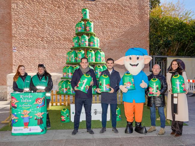 El alcalde, Alejandro Navarro Prieto, junto a responsable de Ecovidrio, Ricardo Sevilla, el concejal de Limpieza Urbana, Contratación y Administración, Valeriano Díaz, la edil de Igualdad y Festejos, María Eugenia Gil, junto a dos educadoras ambientales presentando la campaña 