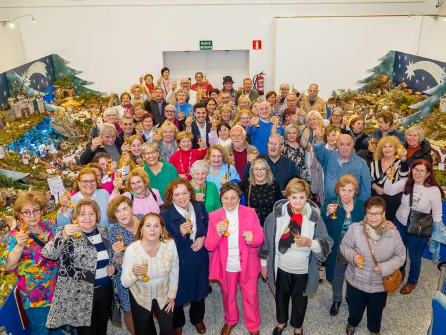 Los representantes de las asociaciones y entidades que han realizado la Gran Exposición de Belenes Tradicionales, que se puede visitar en la Casa de la Cultura 