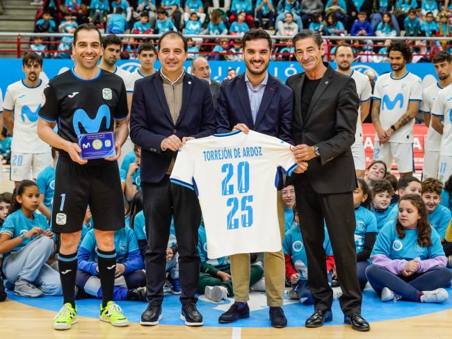 El alcalde, Alejandro Navarro Prieto, ha recibido una camiseta de recuerdo de la Gira Movistar Megacracks por parte del club interista