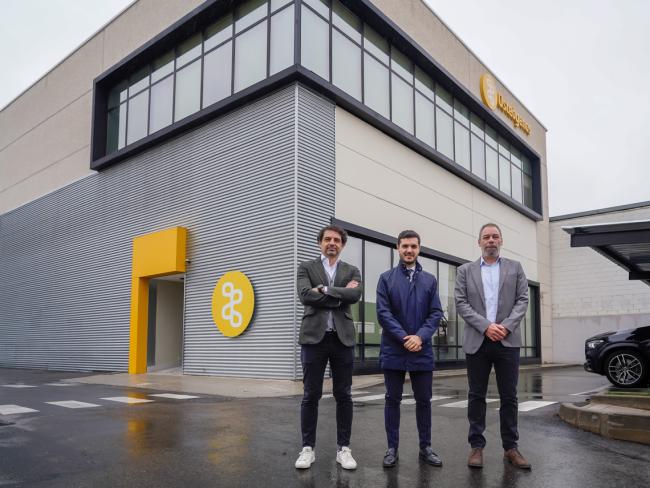 El alcalde, Alejandro Navarro Prieto, con el presidente de Osteógenos, Gonzalo Sierra, y el CEO, César Pineda