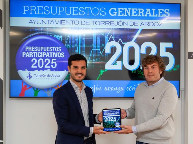 El alcalde, Alejandro Navarro Prieto, y el concejal de Hacienda y Patrimonio, Marcos López Álvarez, presentado los Presupuesto 2025