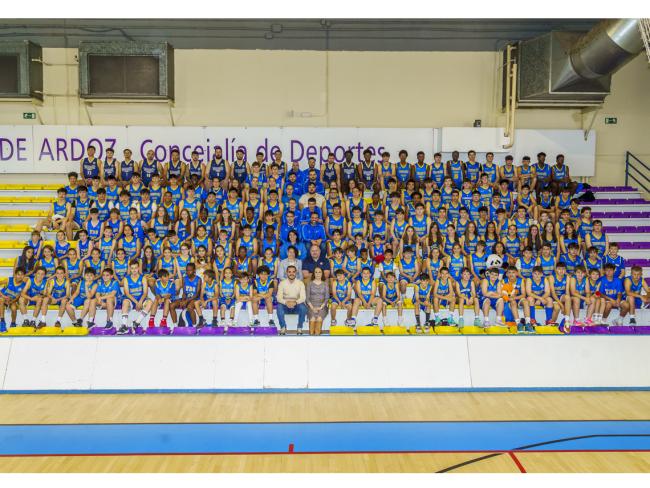 El alcalde, Alejandro Navarro Prieto, junto a la presidenta del Club Basket Torrejon, Maria José Álvarez, y la concejala de Turismo, Miriam Gutiérrez, junto al director deportivo del club, David Sanz, entrenadores y jugadore