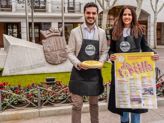 El alcalde, Alejandro Navarro Prieto, y la concejala de Igualdad y Festejos, María Eugenia Gil presentado las actividades organizadas con motivo del Día de la Tortilla