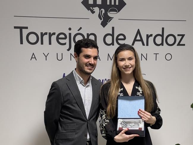 El alcalde, Alejandro Navarro, junto a Jimena Ruiz que aspira a disputar los Juegos Olímpicos del 2028 en Los Ángeles