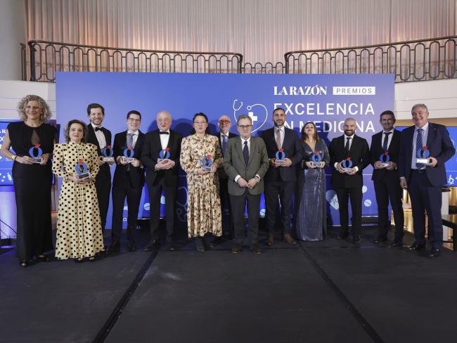 Gui-Youn Cho Lee (la tercera mujer empezando por la izquierda) con el Premio Excelencia en Medicina en la ceremonia de entrega de galardones