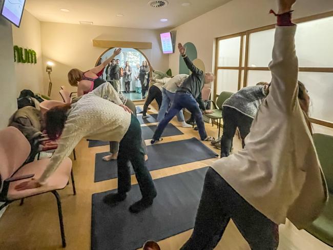 Entre las actividades que ya se llevan a cabo en el Hospital Universitario de Torrejón, y las que se van a incorporar próximamente, destacan la arteterapia y el yoga oncológico