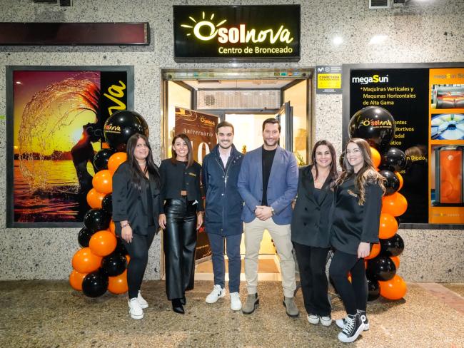 El alcalde, Alejandro Navarro, visitando Solnova junto a sus gerentes, Javier Ramírez y Marina Riquelme y sus trabajadoras