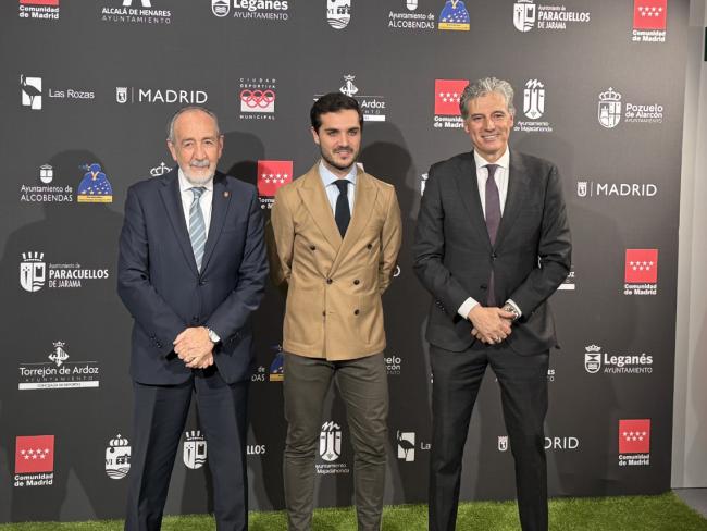 El alcalde, Alejandro Navarro Prieto, junto al presidente de la Real Federación de Fútbol de Madrid, Paco Díez, y del secretario general de la RFFM, José-Martín Gallardo