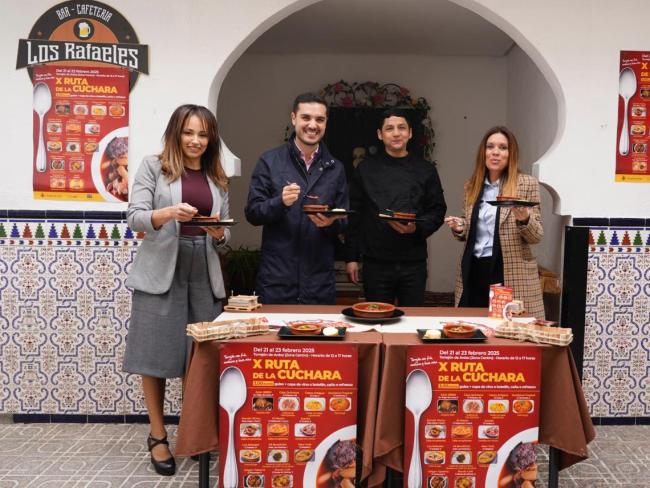 El alcalde, Alejandro Navarro, la secretaria general de UNICEM, Carolina Santana, Vanesa Calvo, de la Asociación de Comerciantes de la Zona Centro y Brayan Calonge del restaurante Los Rafaeles