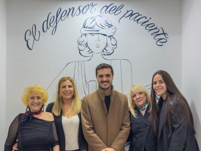 El alcalde, Alejandro Navarro, visitando, Gardom & Asociados, junto a la titular, Julia García y sus colaboradoras, Belén Rodríguez y Rocío Gómez, además de la presidenta de la Asociacion del Defensor del Paciente, Carmen Flores 