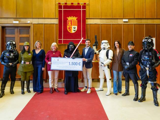 El alcalde, Alejandro Navarro Prieto, la concejala de Igualdad y Festejos, María Eugenia Gil, la edil de Mayores, Ana Verónica González, la presidenta de esta entidad, Marian Ferrús Pérez, y representantes de la Legión 501 Spanish Garrison