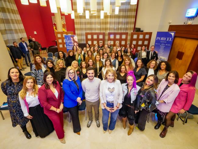 El alcalde, Alejandro Navarro con las empresarias de EMMU