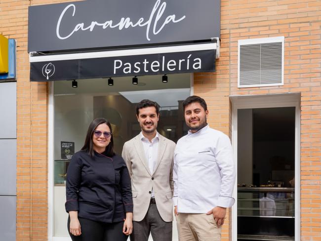 El alcalde, Alejandro Navarro, visitando Caramella, junto a sus propietarios, Alba Isabel Gallego y Luis Manuel Jiménez
